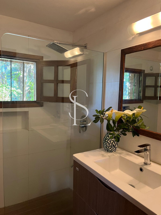 Casa ID.268 - Hermosa cabaña de 4 dormitorios en venta a metros de Playa Mansa, Punta del Este