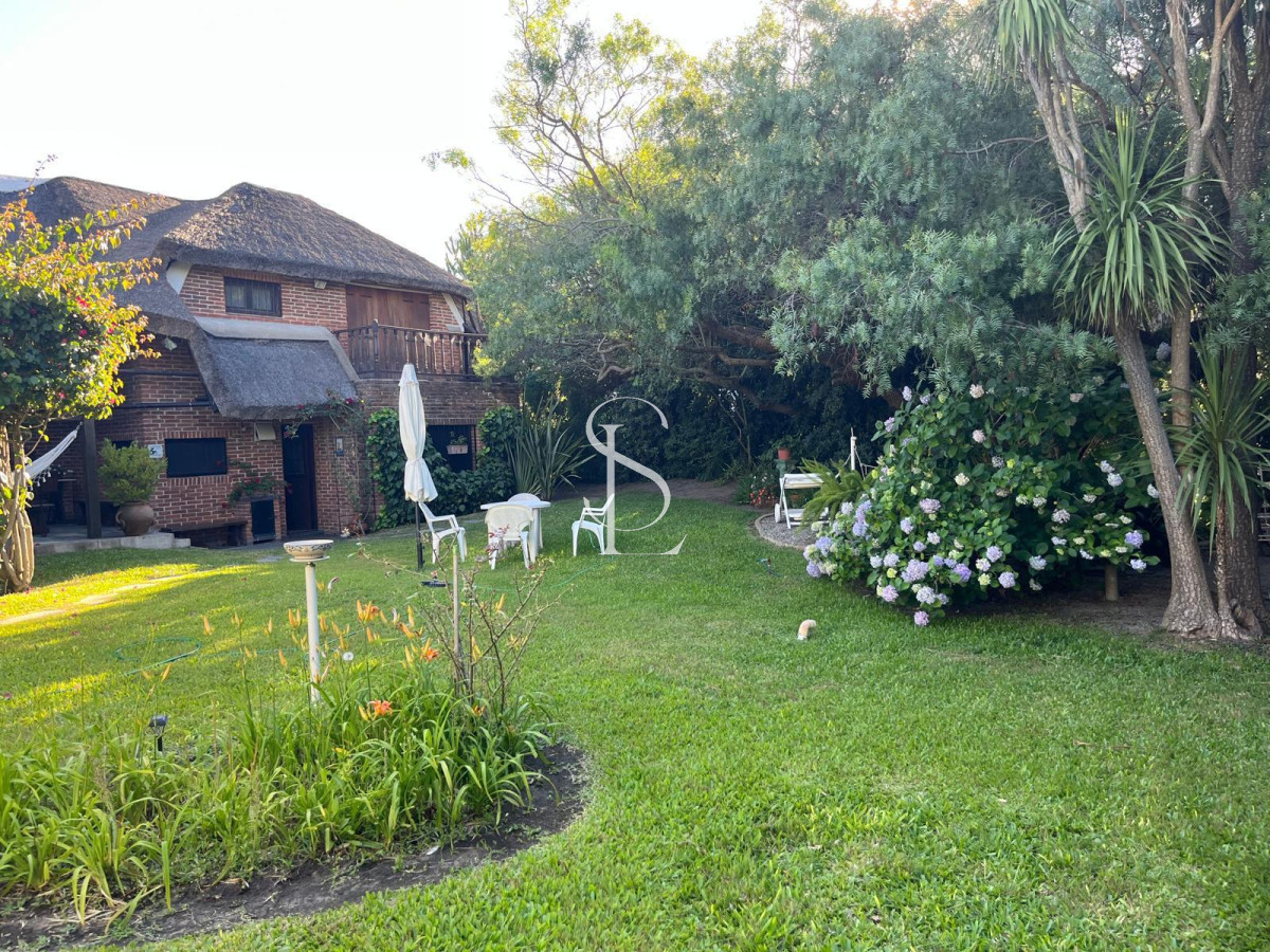 Casa ID.268 - Hermosa cabaña de 4 dormitorios en venta a metros de Playa Mansa, Punta del Este