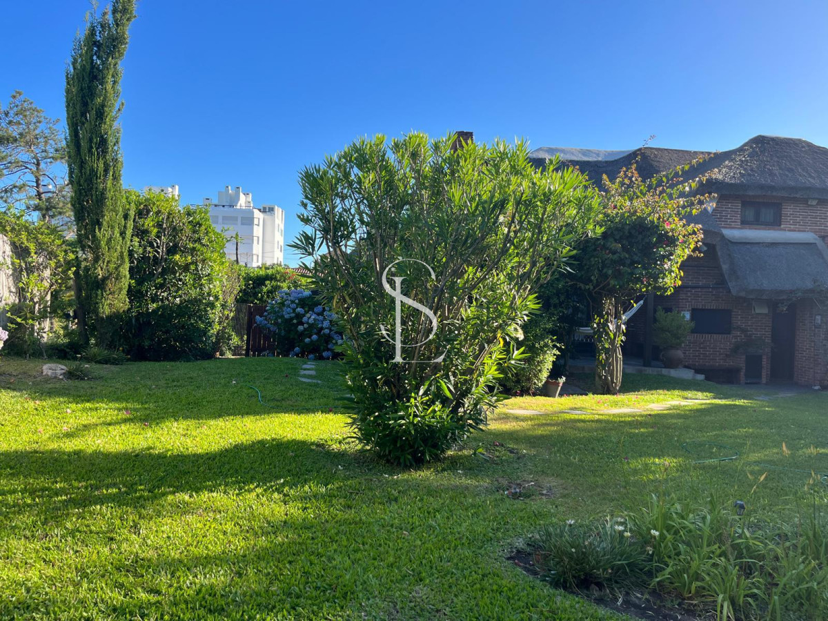 Casa ID.268 - Hermosa cabaña de 4 dormitorios en venta a metros de Playa Mansa, Punta del Este