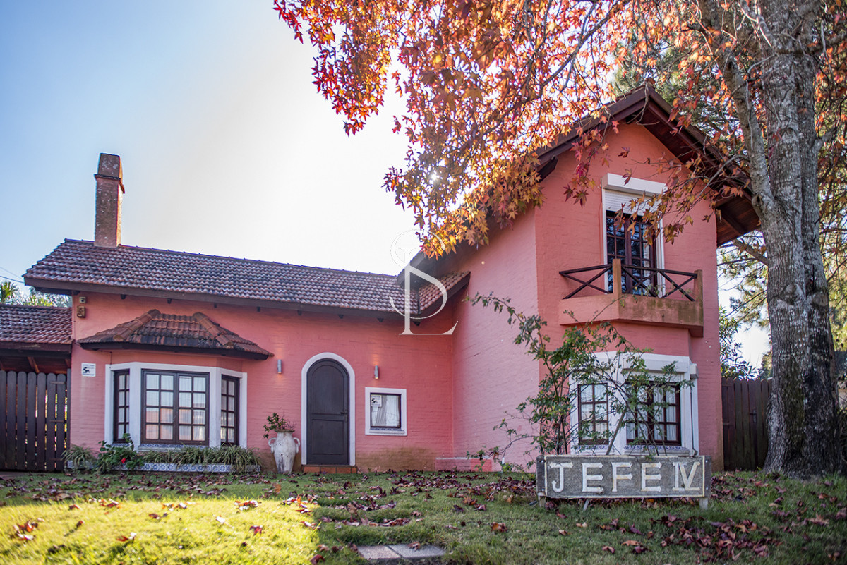 Casa ID.267 - Muy linda casa en venta, zona inmejorable, 3 dormitorios y servicio