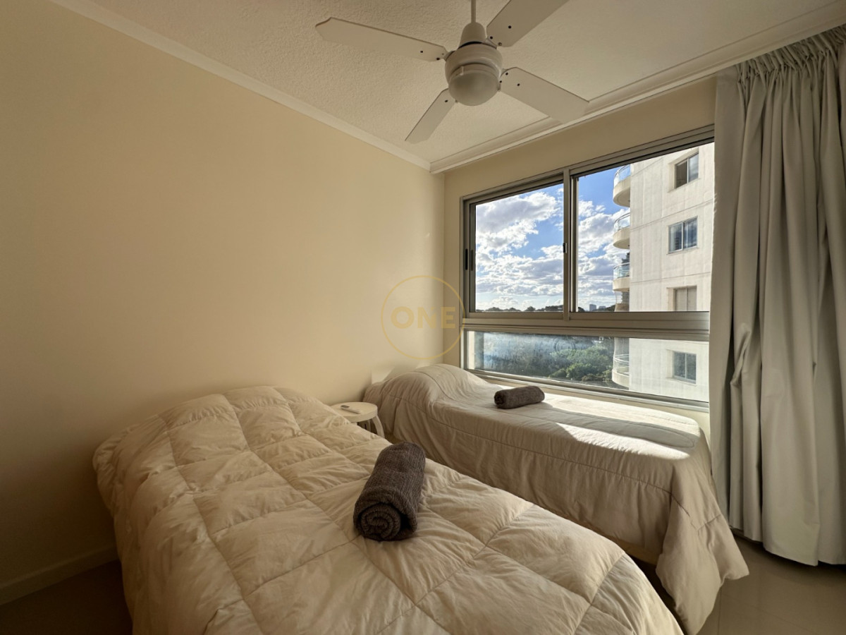 Apartamento ID.2225 - Hermoso apartamento en venta de 3 dormitorios y dependencia en Punta del Este.