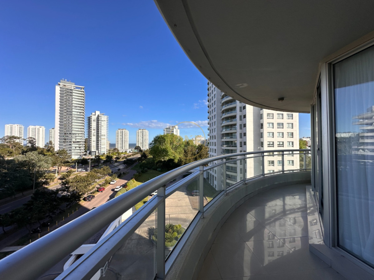Apartamento ID.2225 - Hermoso apartamento en venta de 3 dormitorios y dependencia en Punta del Este.