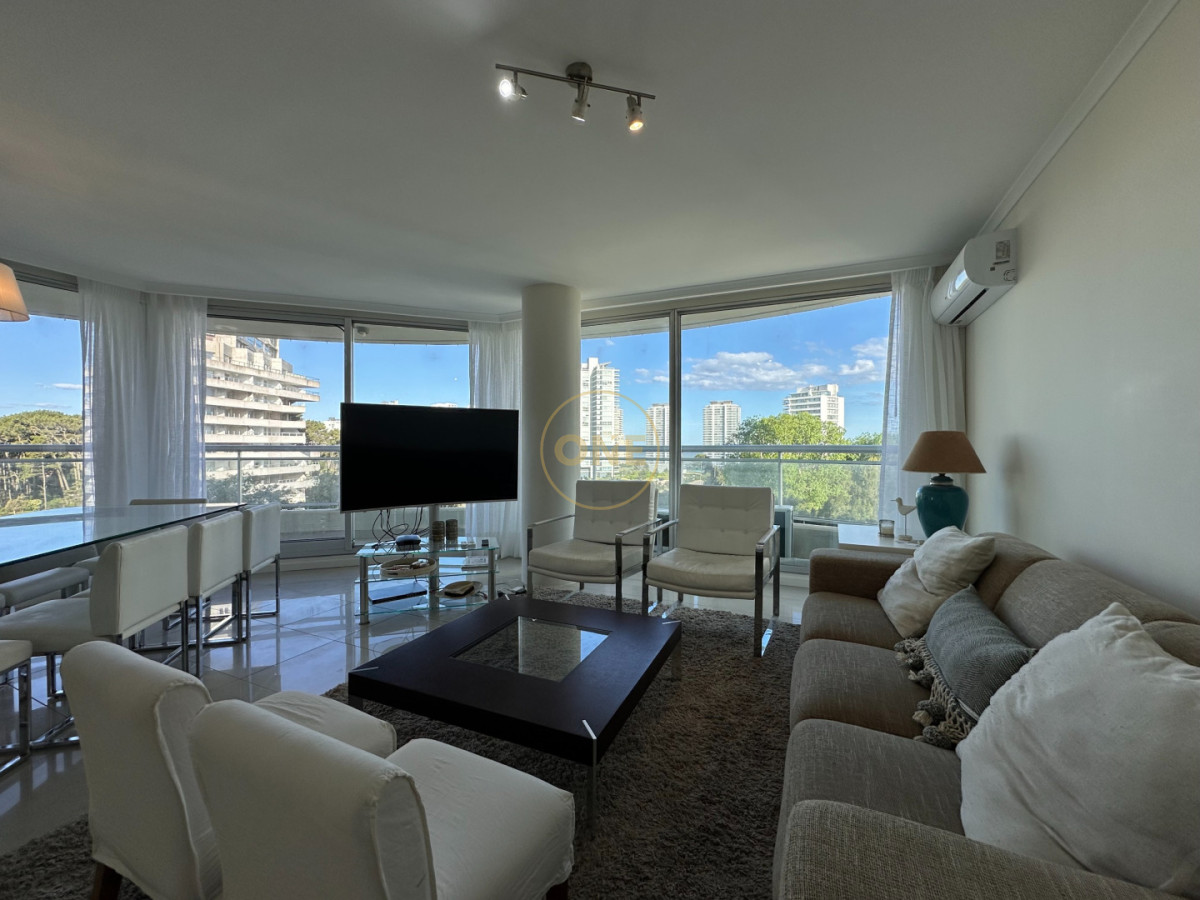 Apartamento ID.2225 - Hermoso apartamento en venta de 3 dormitorios y dependencia en Punta del Este.