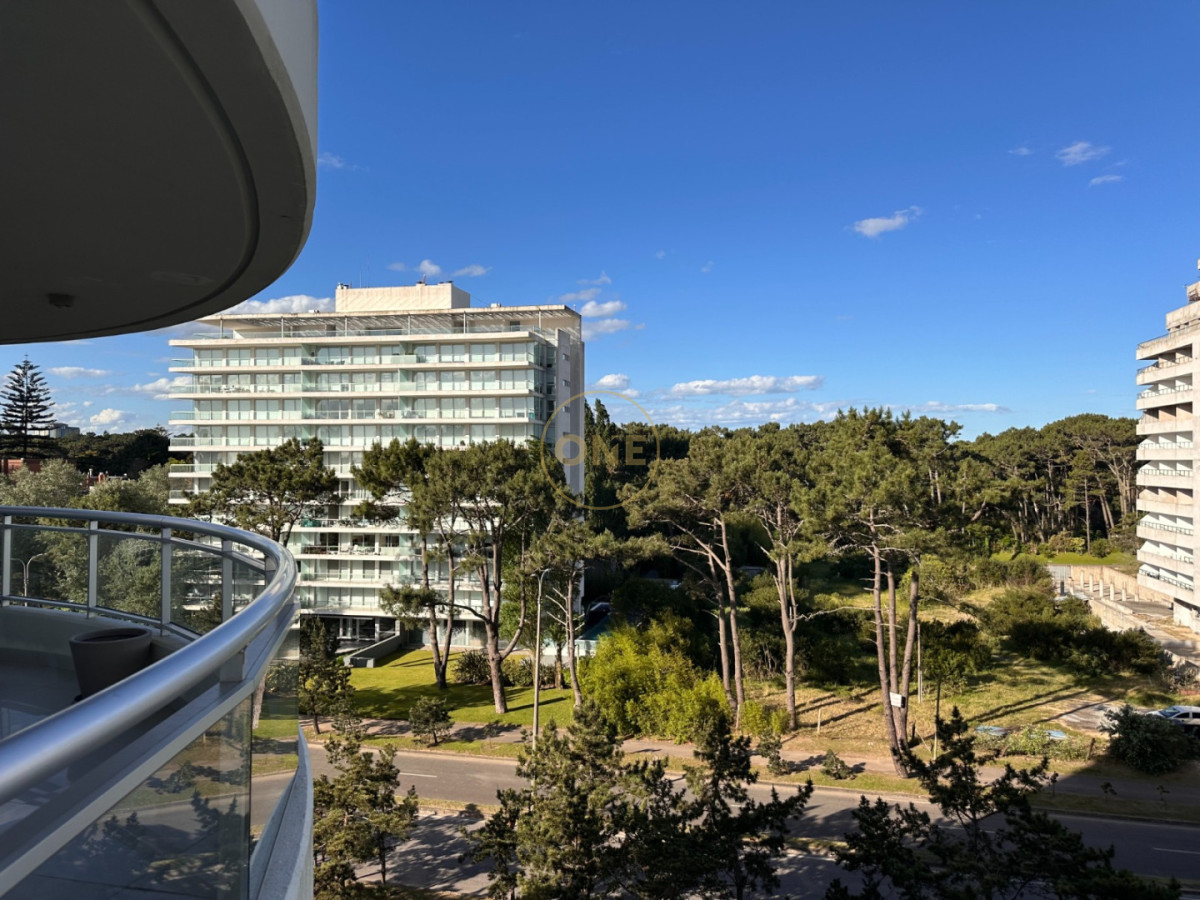 Apartamento ID.2225 - Hermoso apartamento en venta de 3 dormitorios y dependencia en Punta del Este.