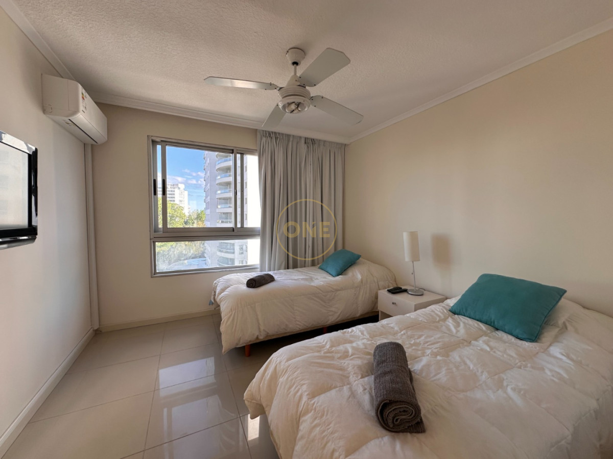 Apartamento ID.2225 - Hermoso apartamento en venta de 3 dormitorios y dependencia en Punta del Este.