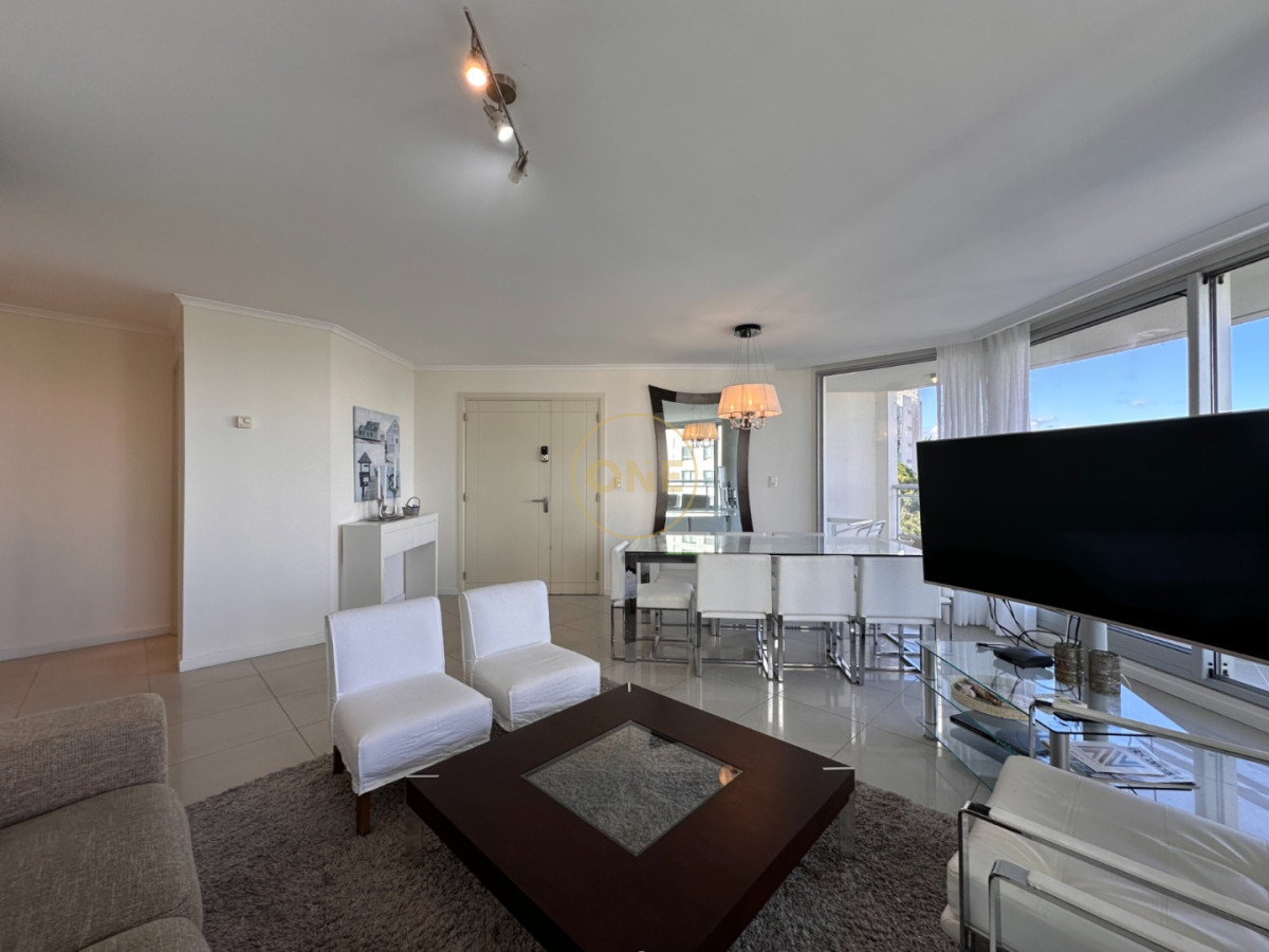Apartamento ID.2225 - Hermoso apartamento en venta de 3 dormitorios y dependencia en Punta del Este.