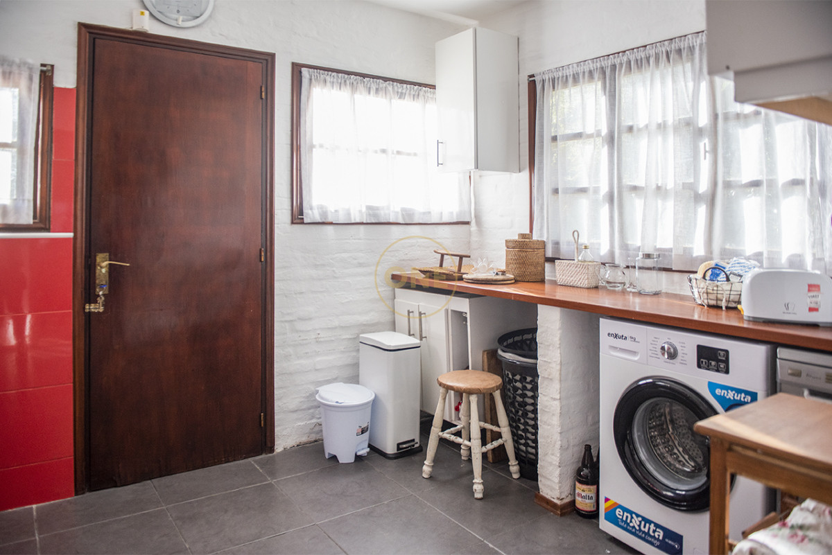Casa ID.2404 - Muy linda casa en venta, zona inmejorable, 3 dormitorios y servicio