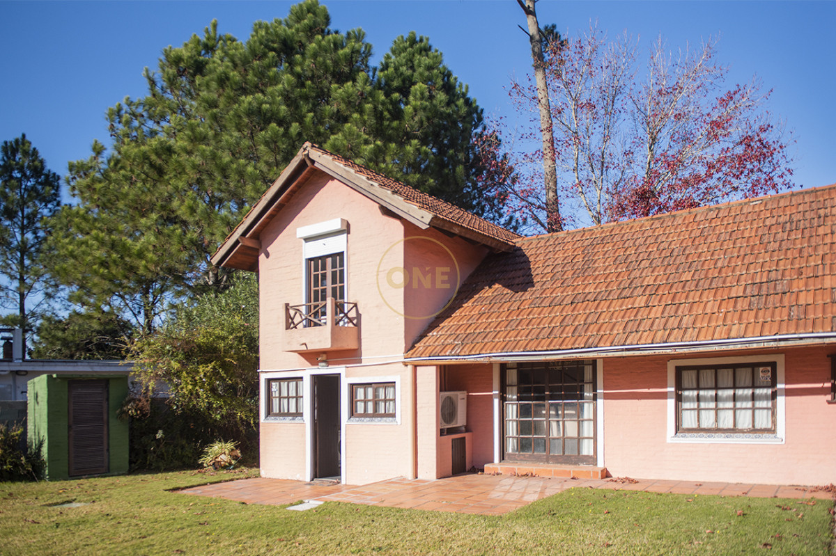 Casa ID.2404 - Muy linda casa en venta, zona inmejorable, 3 dormitorios y servicio
