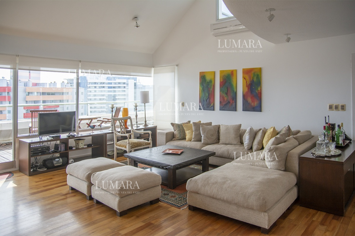 Apartamento ID.2809 - Espectacular Penthouse en venta a pasos del mar. 3 dormitorios + dependencia. Playa Brava.