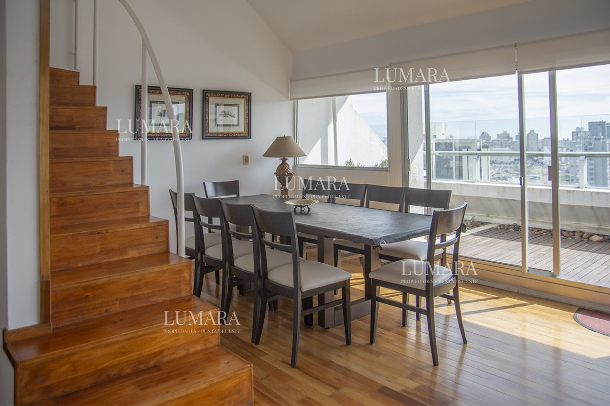 Apartamento ID.2809 - Espectacular Penthouse en venta a pasos del mar. 3 dormitorios + dependencia. Playa Brava.