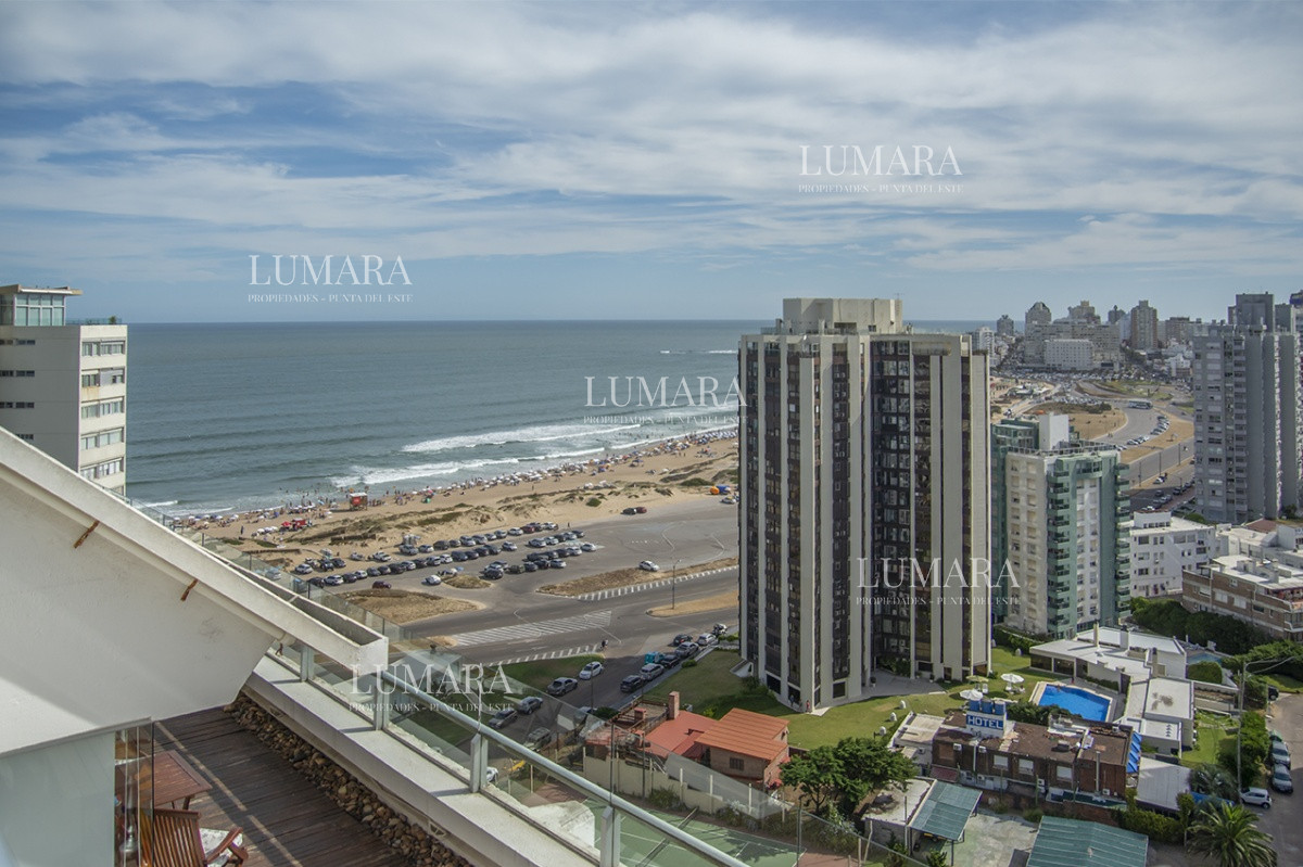 Apartamento ID.2809 - Espectacular Penthouse en venta a pasos del mar. 3 dormitorios + dependencia. Playa Brava.