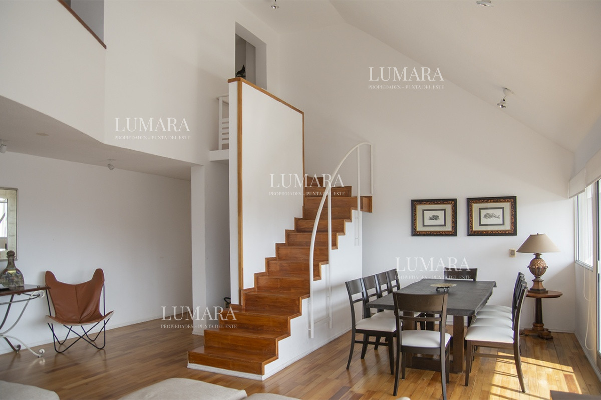 Apartamento ID.2809 - Espectacular Penthouse en venta a pasos del mar. 3 dormitorios + dependencia. Playa Brava.