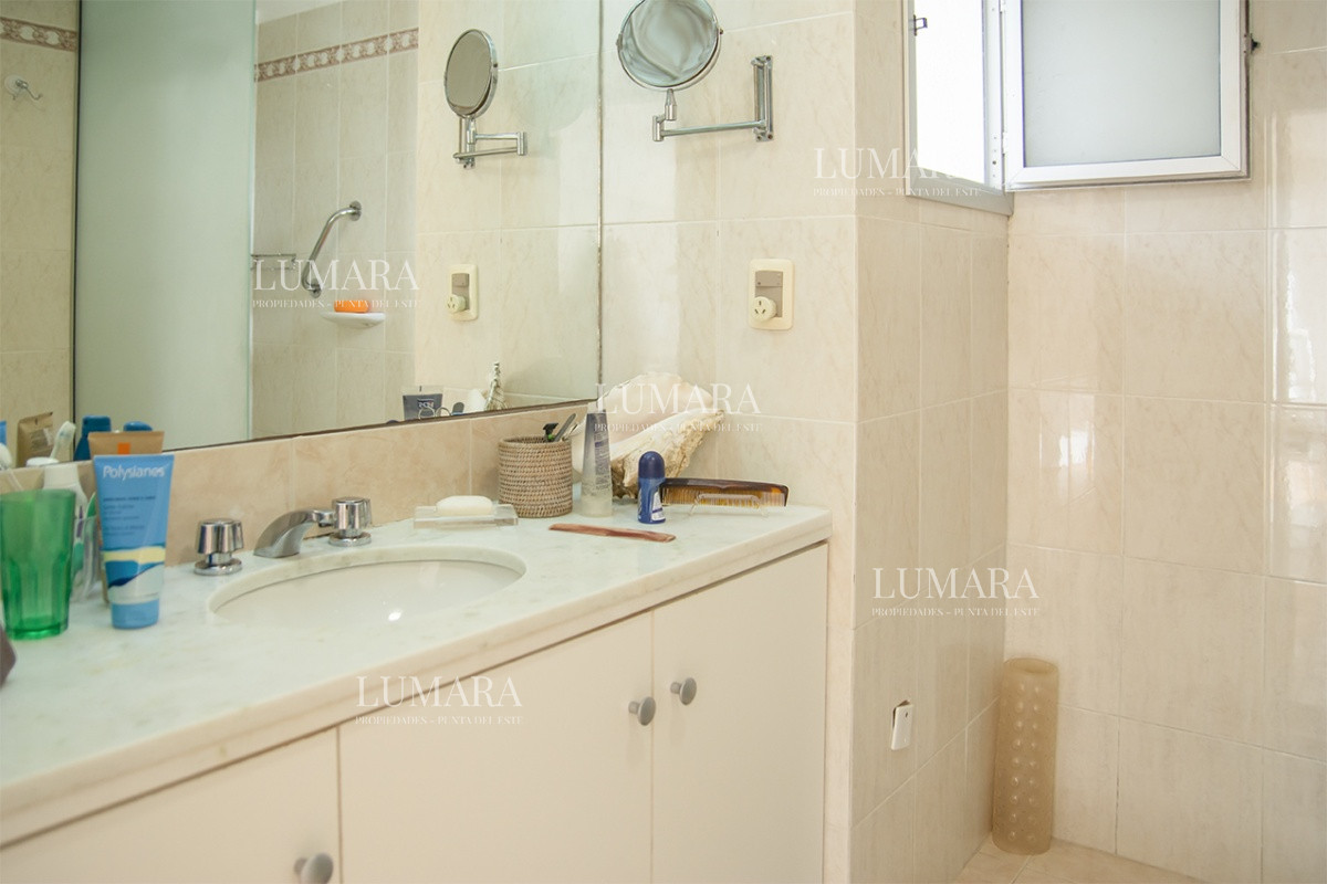 Apartamento ID.2809 - Espectacular Penthouse en venta a pasos del mar. 3 dormitorios + dependencia. Playa Brava.