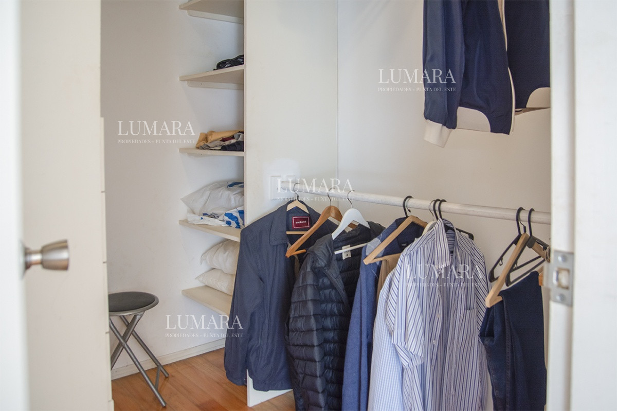 Apartamento ID.2809 - Espectacular Penthouse en venta a pasos del mar. 3 dormitorios + dependencia. Playa Brava.