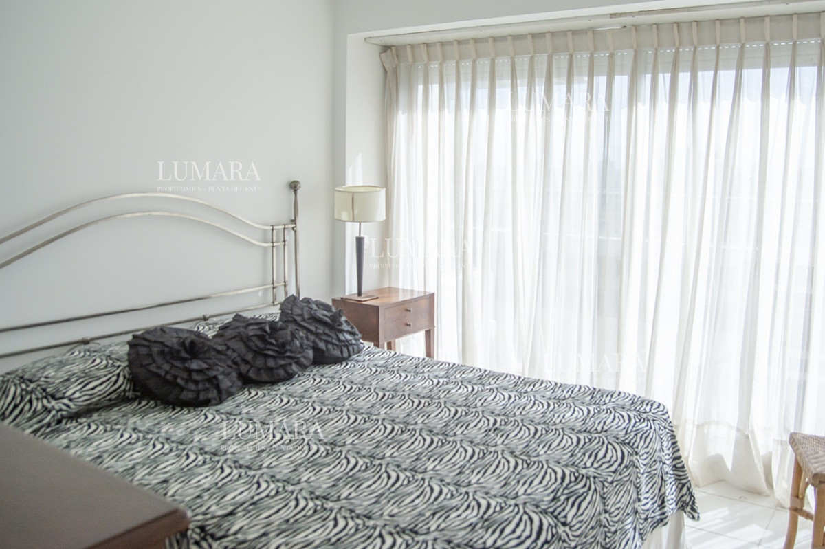 Apartamento ID.2809 - Espectacular Penthouse en venta a pasos del mar. 3 dormitorios + dependencia. Playa Brava.