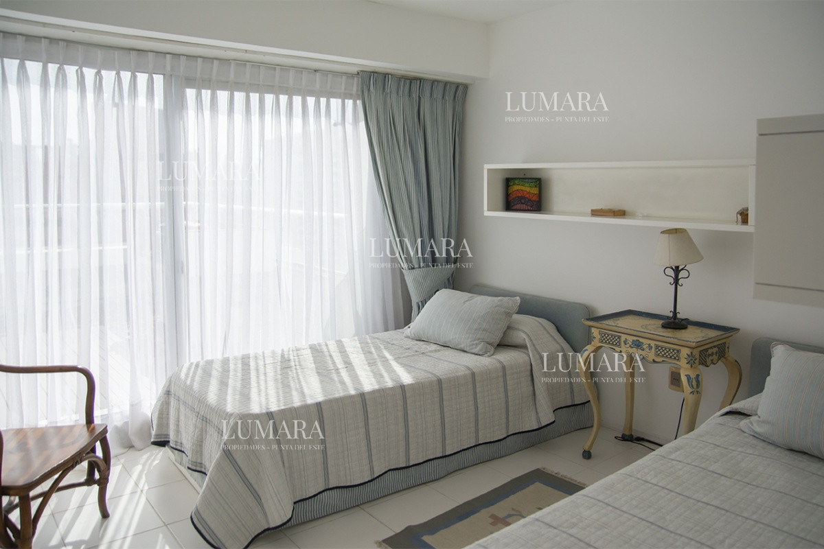Apartamento ID.2809 - Espectacular Penthouse en venta a pasos del mar. 3 dormitorios + dependencia. Playa Brava.