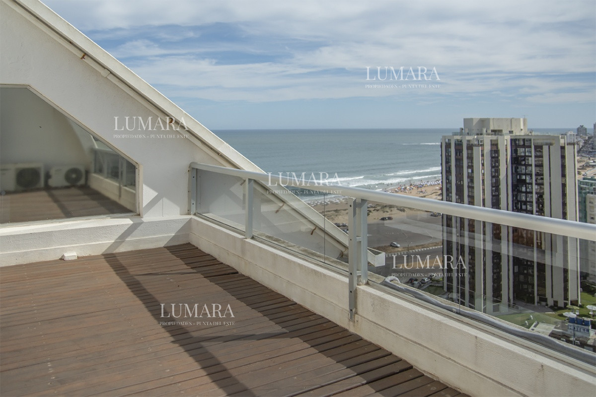 Apartamento ID.2809 - Espectacular Penthouse en venta a pasos del mar. 3 dormitorios + dependencia. Playa Brava.