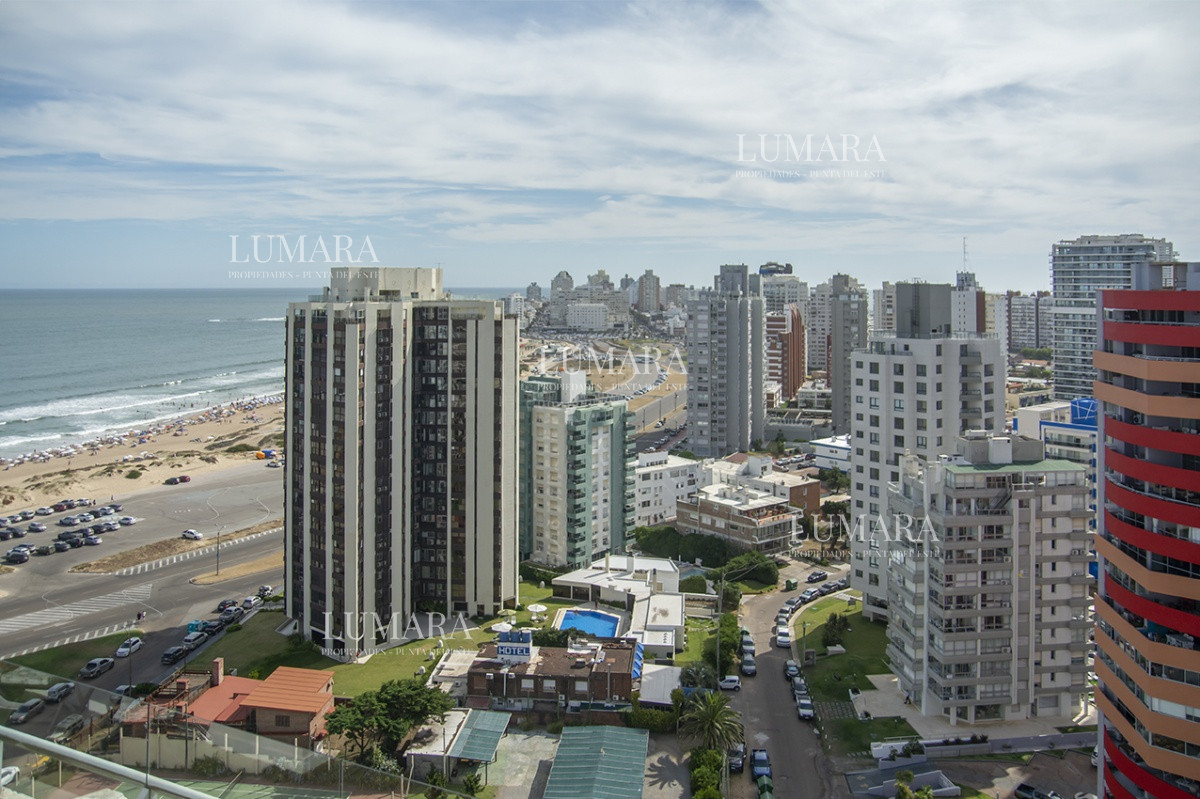 Apartamento ID.2809 - Espectacular Penthouse en venta a pasos del mar. 3 dormitorios + dependencia. Playa Brava.