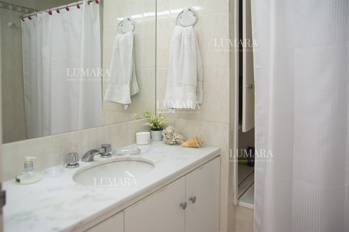 Apartamento ID.2809 - Espectacular Penthouse en venta a pasos del mar. 3 dormitorios + dependencia. Playa Brava.