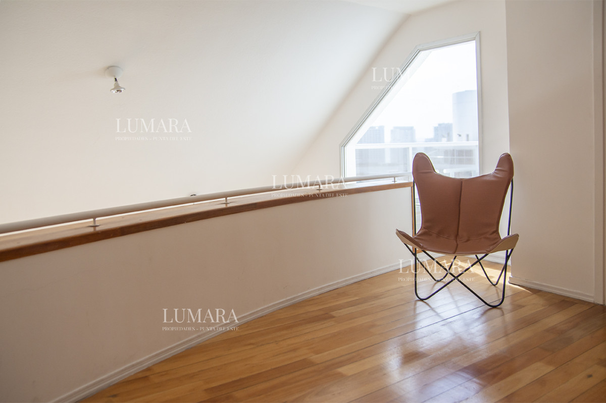 Apartamento ID.2809 - Espectacular Penthouse en venta a pasos del mar. 3 dormitorios + dependencia. Playa Brava.