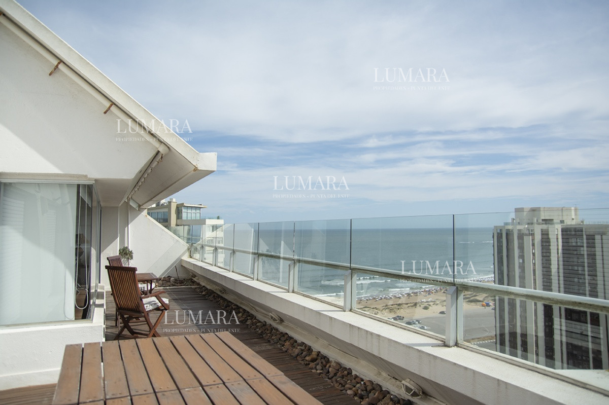Apartamento ID.2809 - Espectacular Penthouse en venta a pasos del mar. 3 dormitorios + dependencia. Playa Brava.