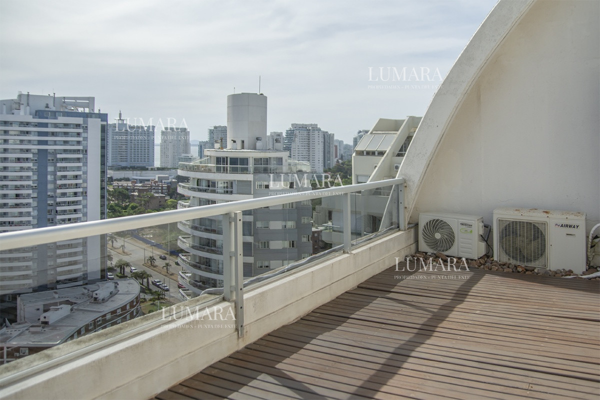 Apartamento ID.2809 - Espectacular Penthouse en venta a pasos del mar. 3 dormitorios + dependencia. Playa Brava.