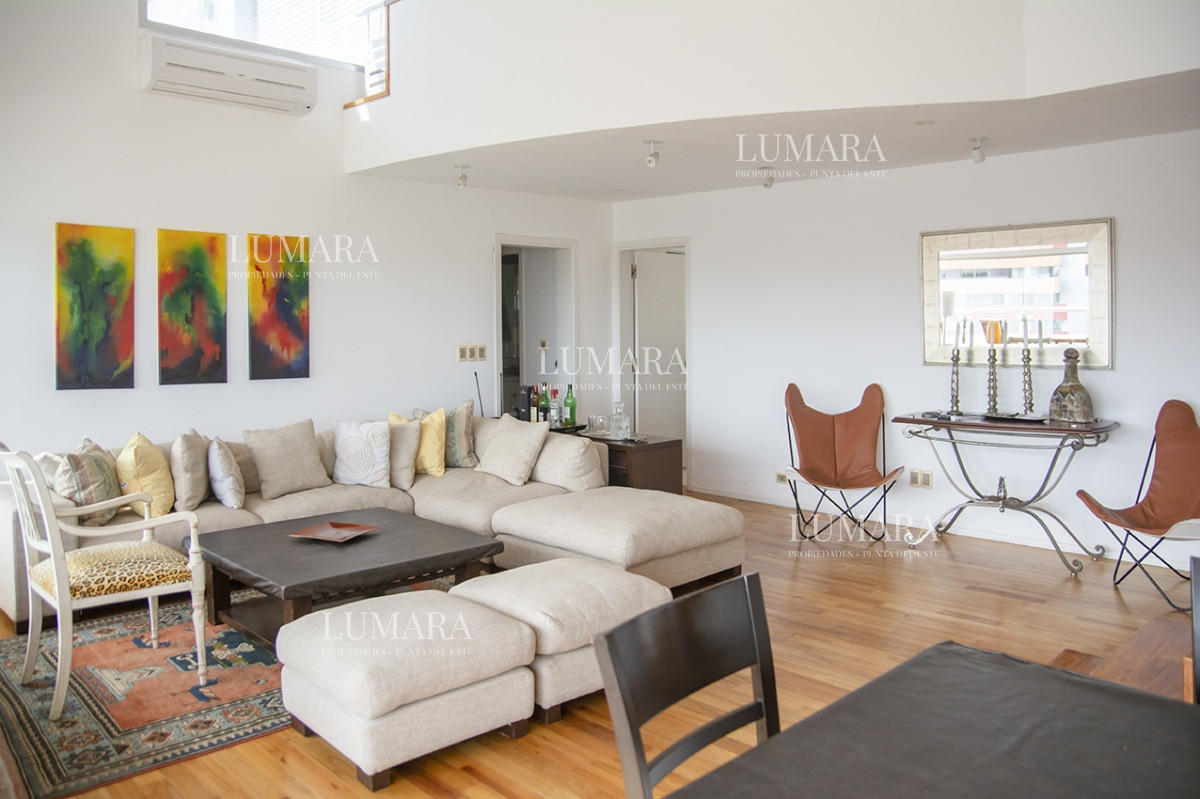 Apartamento ID.2809 - Espectacular Penthouse en venta a pasos del mar. 3 dormitorios + dependencia. Playa Brava.