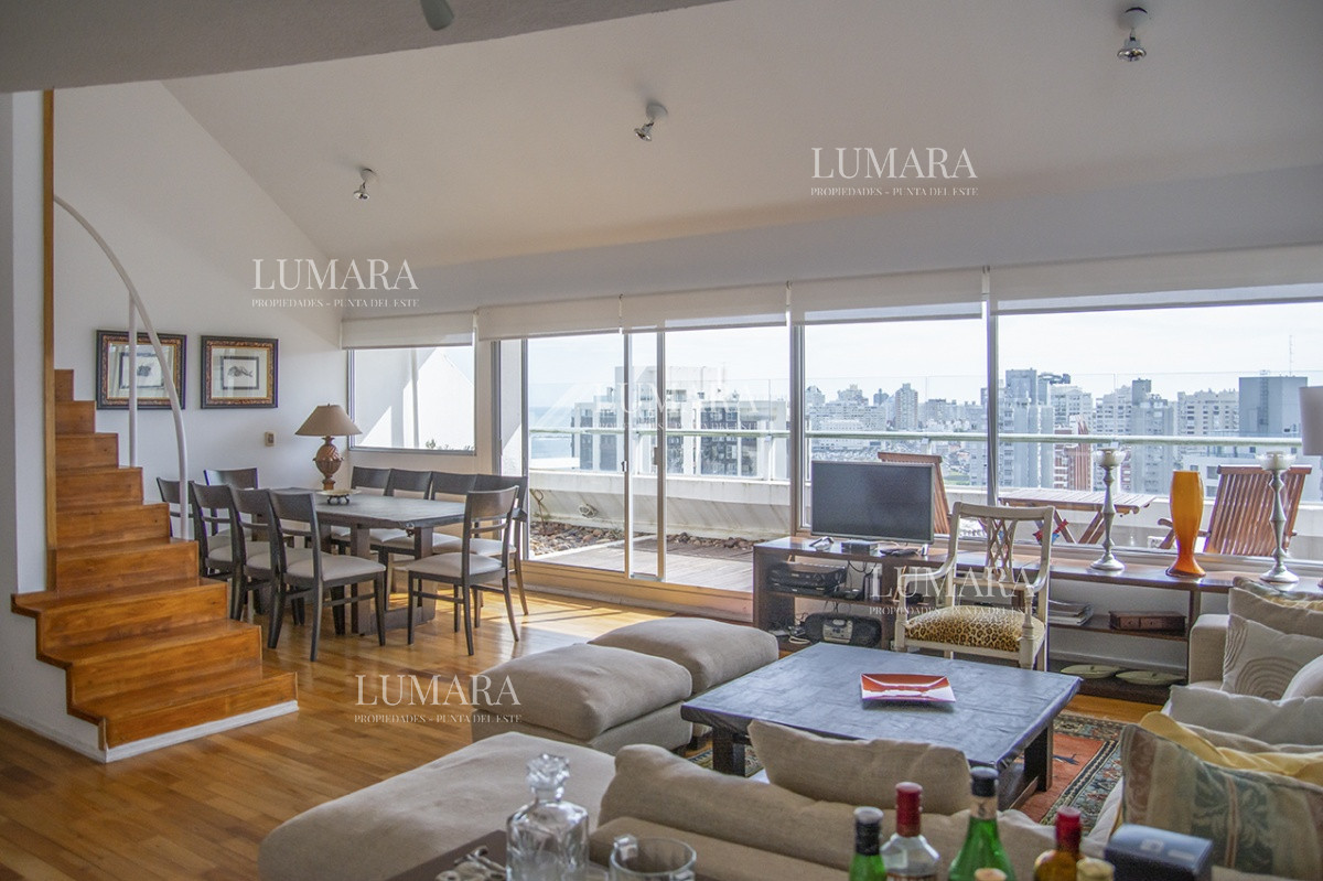 Apartamento ID.2809 - Espectacular Penthouse en venta a pasos del mar. 3 dormitorios + dependencia. Playa Brava.