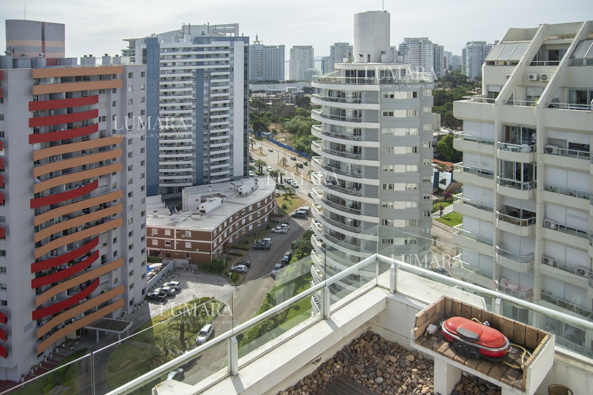 Apartamento ID.2809 - Espectacular Penthouse en venta a pasos del mar. 3 dormitorios + dependencia. Playa Brava.