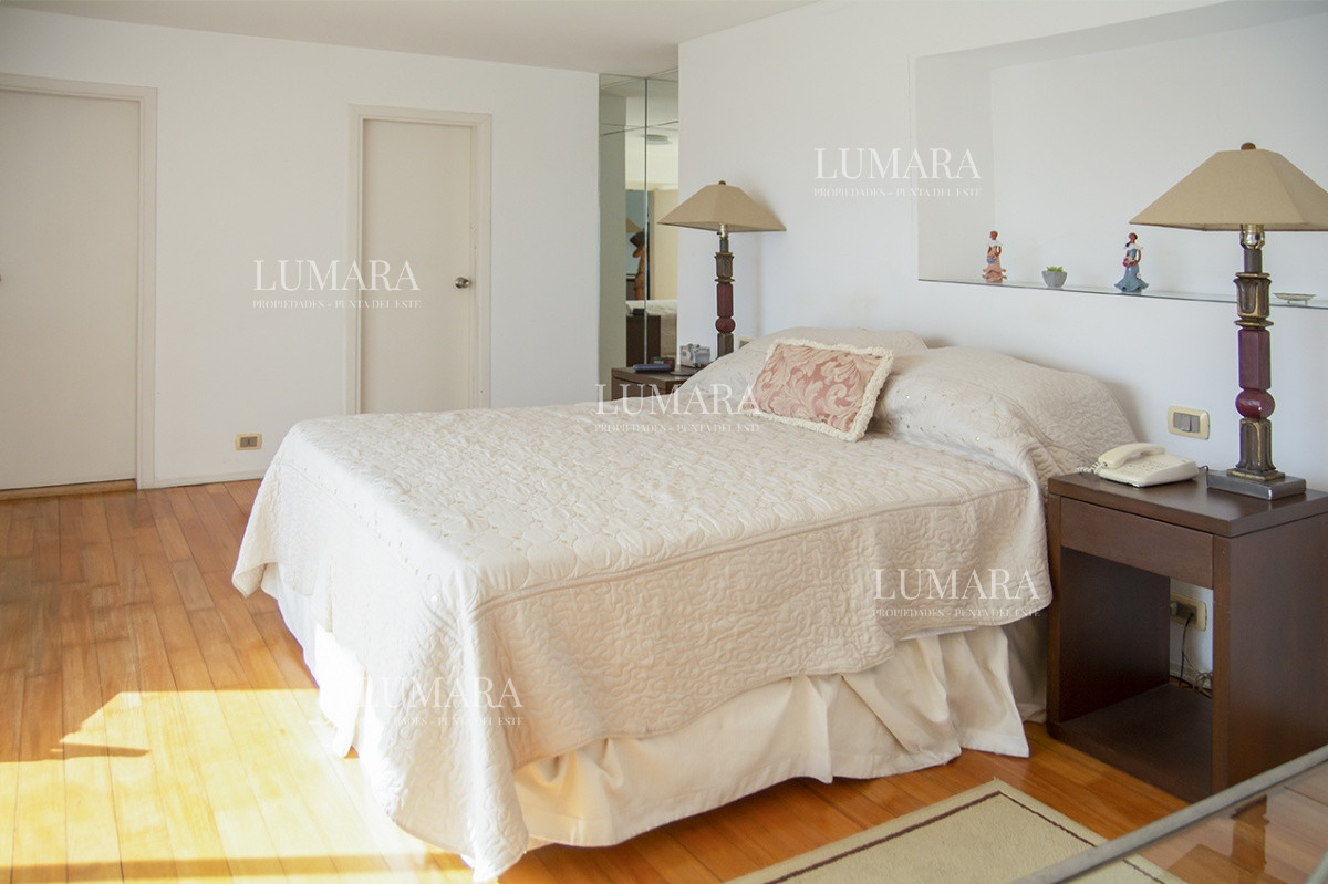 Apartamento ID.2809 - Espectacular Penthouse en venta a pasos del mar. 3 dormitorios + dependencia. Playa Brava.