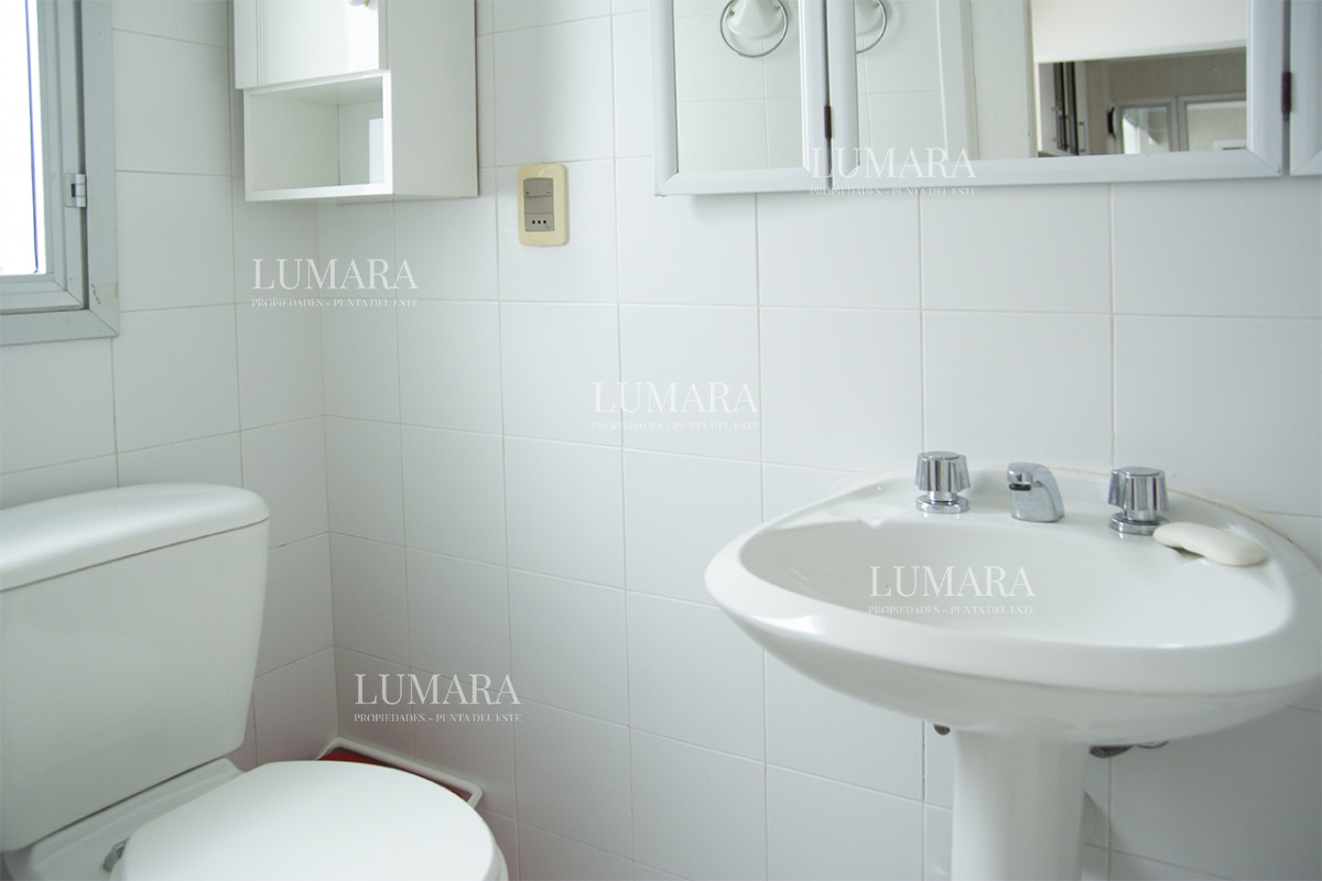 Apartamento ID.2809 - Espectacular Penthouse en venta a pasos del mar. 3 dormitorios + dependencia. Playa Brava.