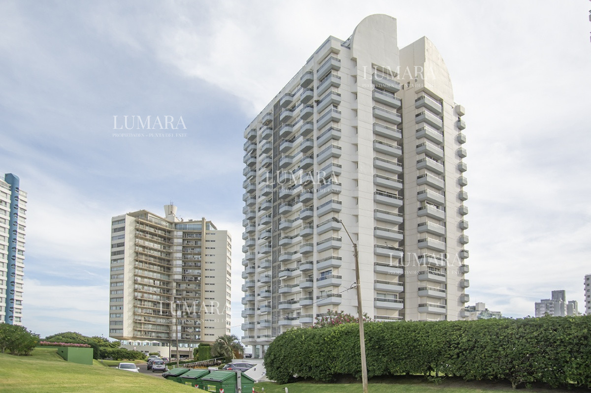 Apartamento ID.2809 - Espectacular Penthouse en venta a pasos del mar. 3 dormitorios + dependencia. Playa Brava.