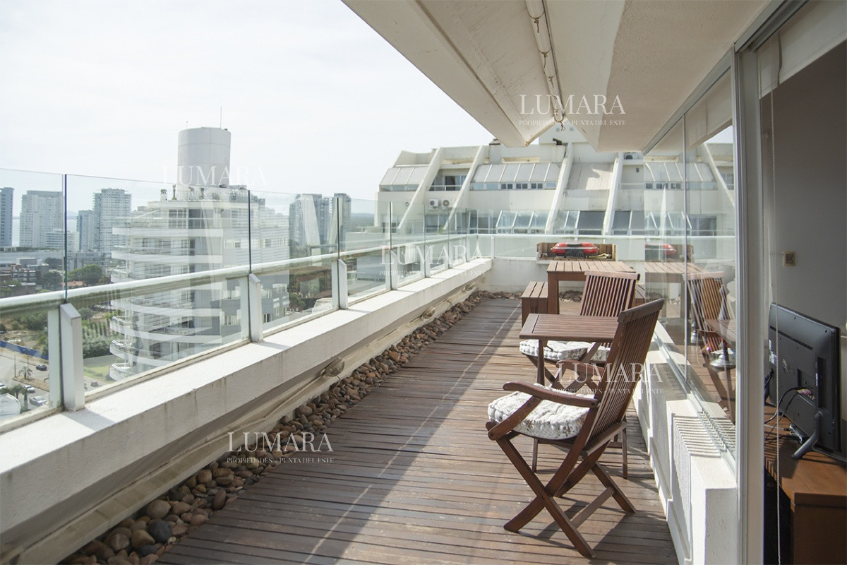 Apartamento ID.2809 - Espectacular Penthouse en venta a pasos del mar. 3 dormitorios + dependencia. Playa Brava.