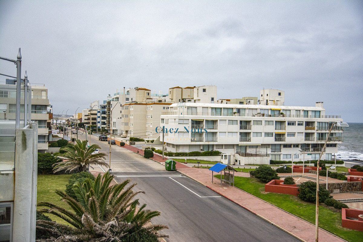 Apartamento ID.697 - Departamento de 3 dormitorio con parrillero en venta , ultimo piso frente al mar, Punta del Este