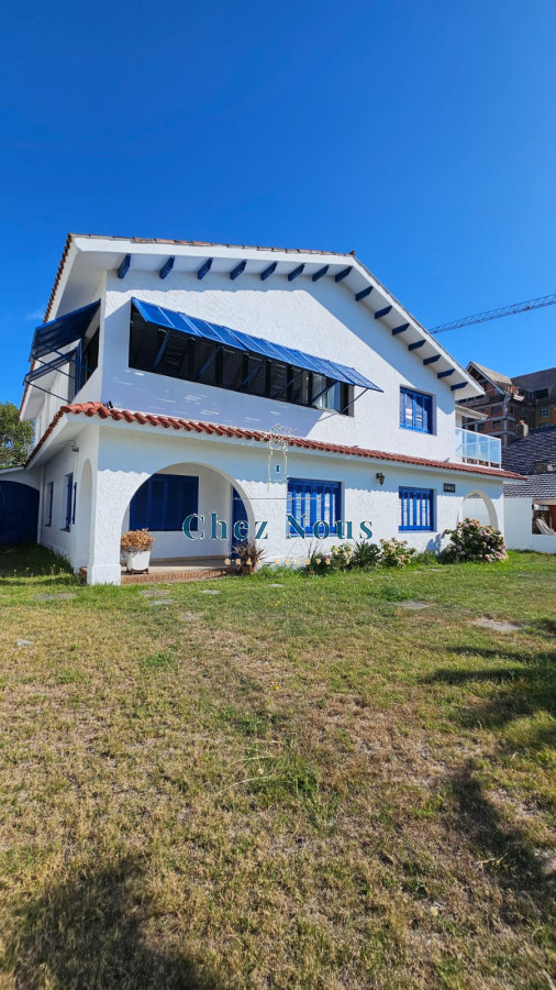 Casa ID.640 - Importante residencia frente al mar en venta.