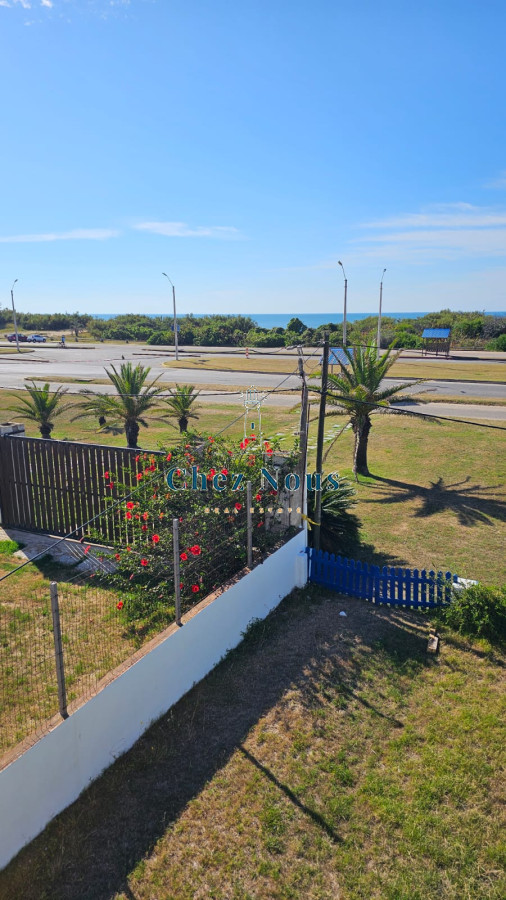 Casa ID.640 - Importante residencia frente al mar en venta.