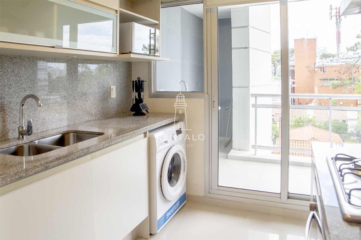 Apartamento ID.1043 - Apartamento de 3 Dormitorios en Playa Mansa en venta  - A Pasos del Mar