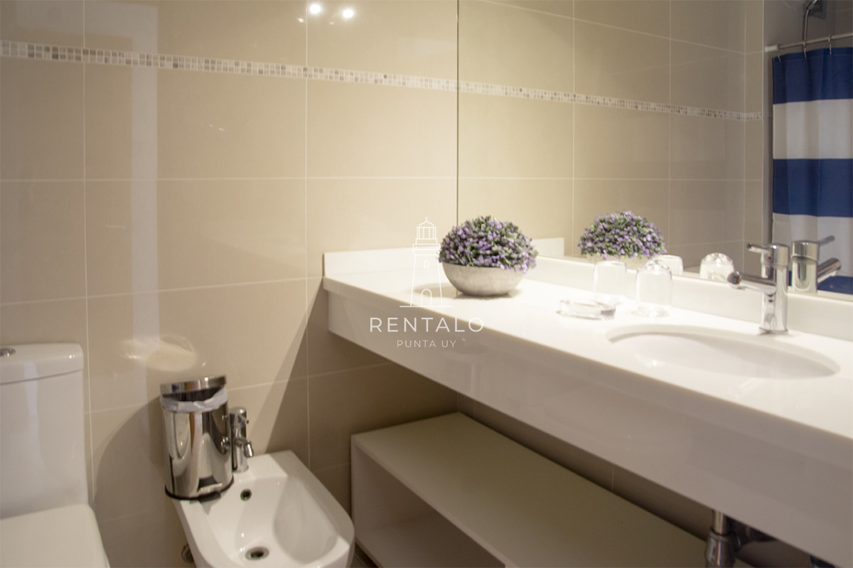 Apartamento ID.1043 - Apartamento de 3 Dormitorios en Playa Mansa en venta  - A Pasos del Mar