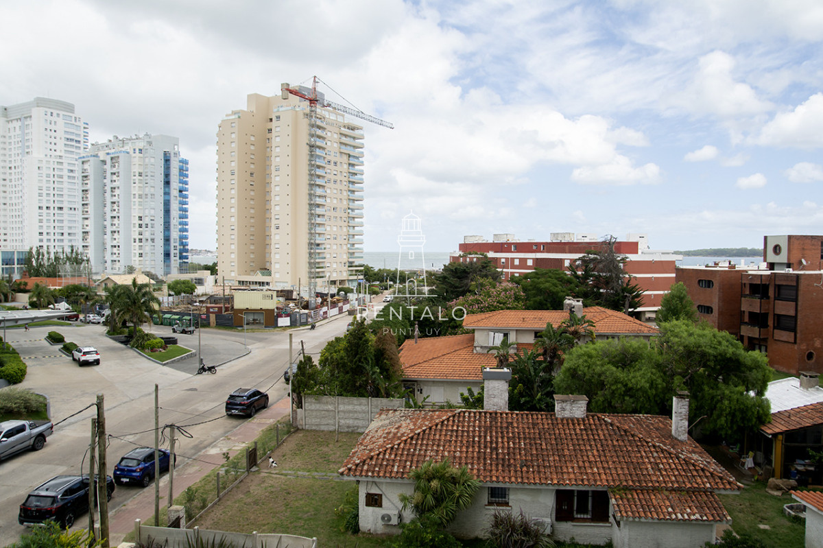Apartamento ID.1043 - Apartamento de 3 Dormitorios en Playa Mansa en venta  - A Pasos del Mar
