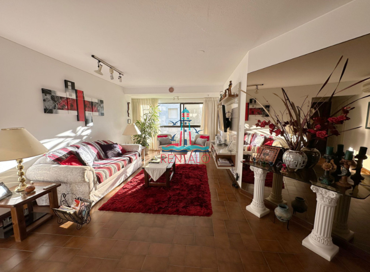 Apartamento ID.594 - Vende Apartamento frente al mar en Brava, Punta del Este de 2 dormitorios.