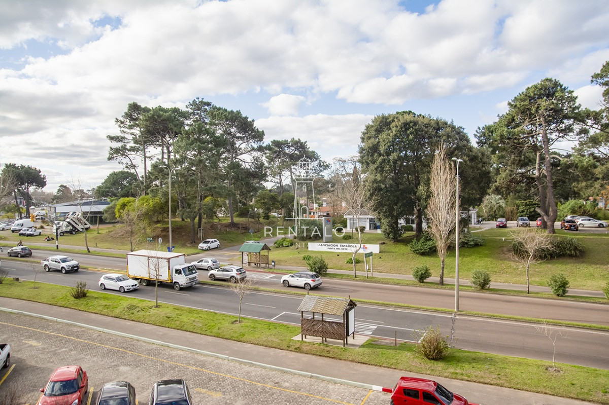 Apartamento ID.859 - Apartamento en venta de 2 dormitorios en Parada 18 de Av. Roosevelt, Punta del Este