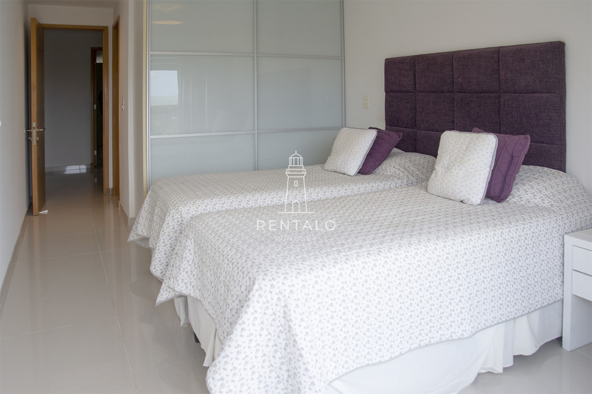Apartamento ID.1043 - Apartamento de 3 Dormitorios en Playa Mansa en venta  - A Pasos del Mar