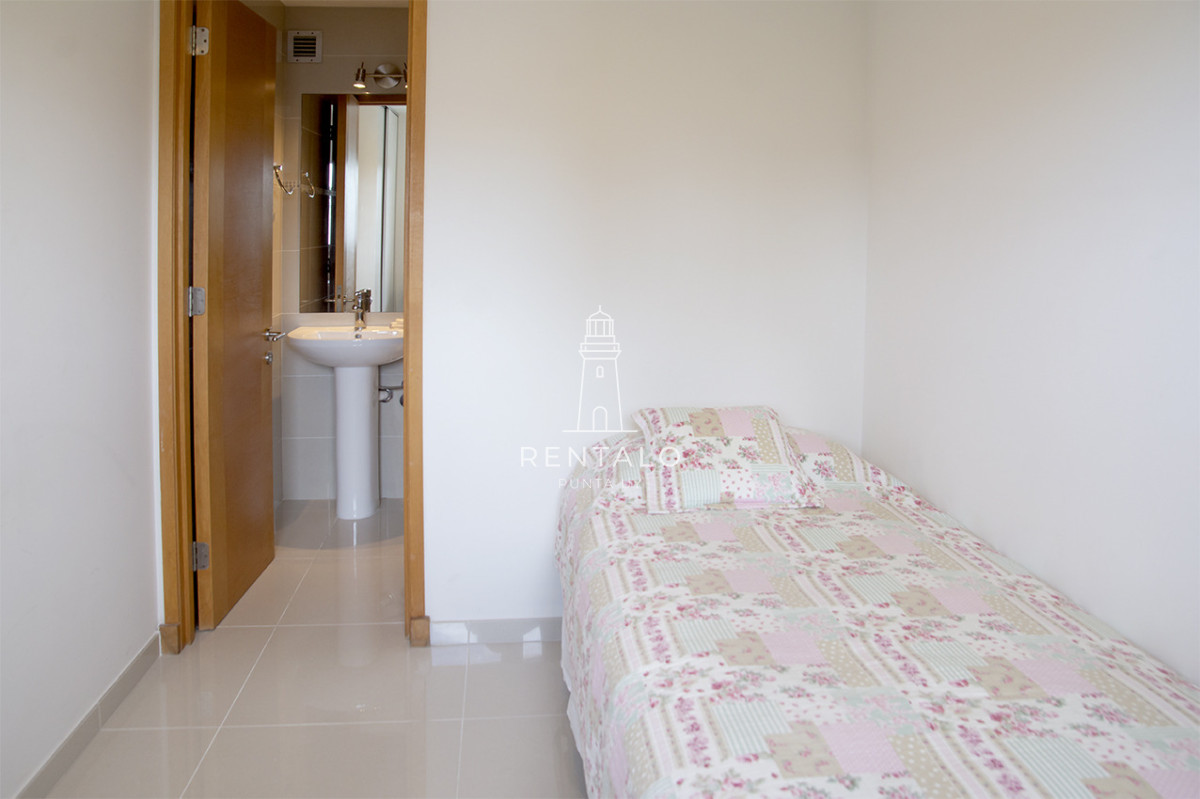 Apartamento ID.1043 - Apartamento de 3 Dormitorios en Playa Mansa en venta  - A Pasos del Mar