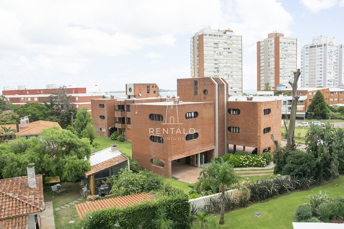 Apartamento ID.1043 - Apartamento de 3 Dormitorios en Playa Mansa en venta  - A Pasos del Mar