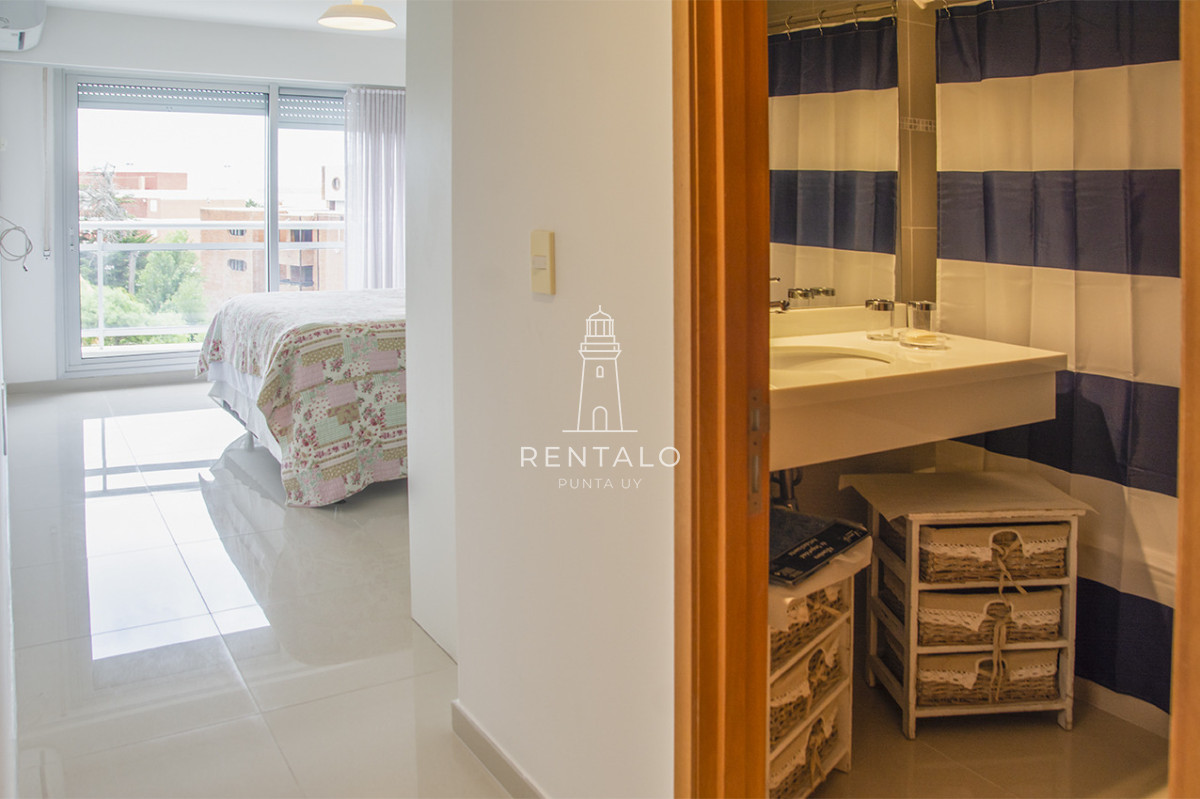 Apartamento ID.1043 - Apartamento de 3 Dormitorios en Playa Mansa en venta  - A Pasos del Mar