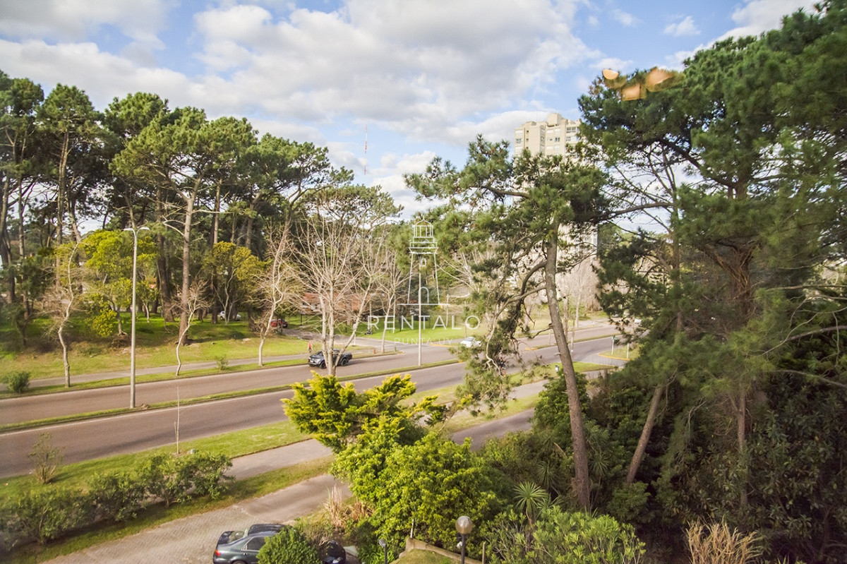 Apartamento ID.859 - Apartamento en venta de 2 dormitorios en Parada 18 de Av. Roosevelt, Punta del Este