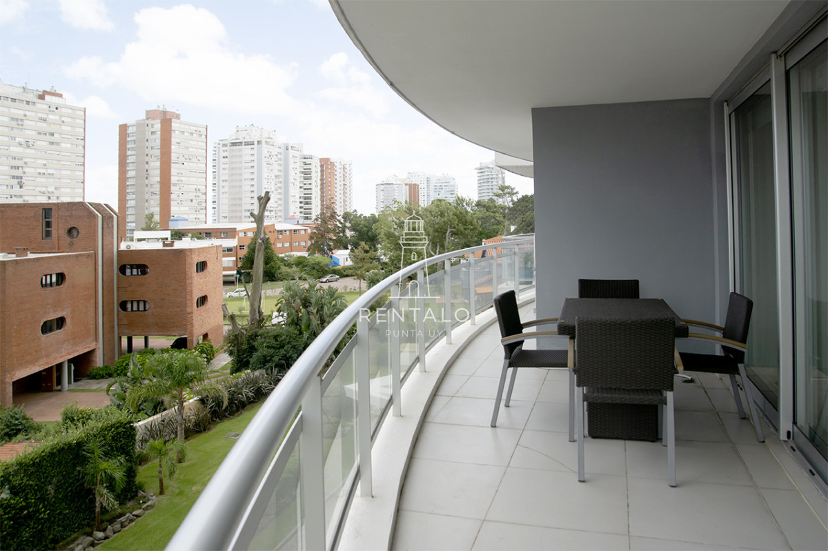 Apartamento ID.1043 - Apartamento de 3 Dormitorios en Playa Mansa en venta  - A Pasos del Mar