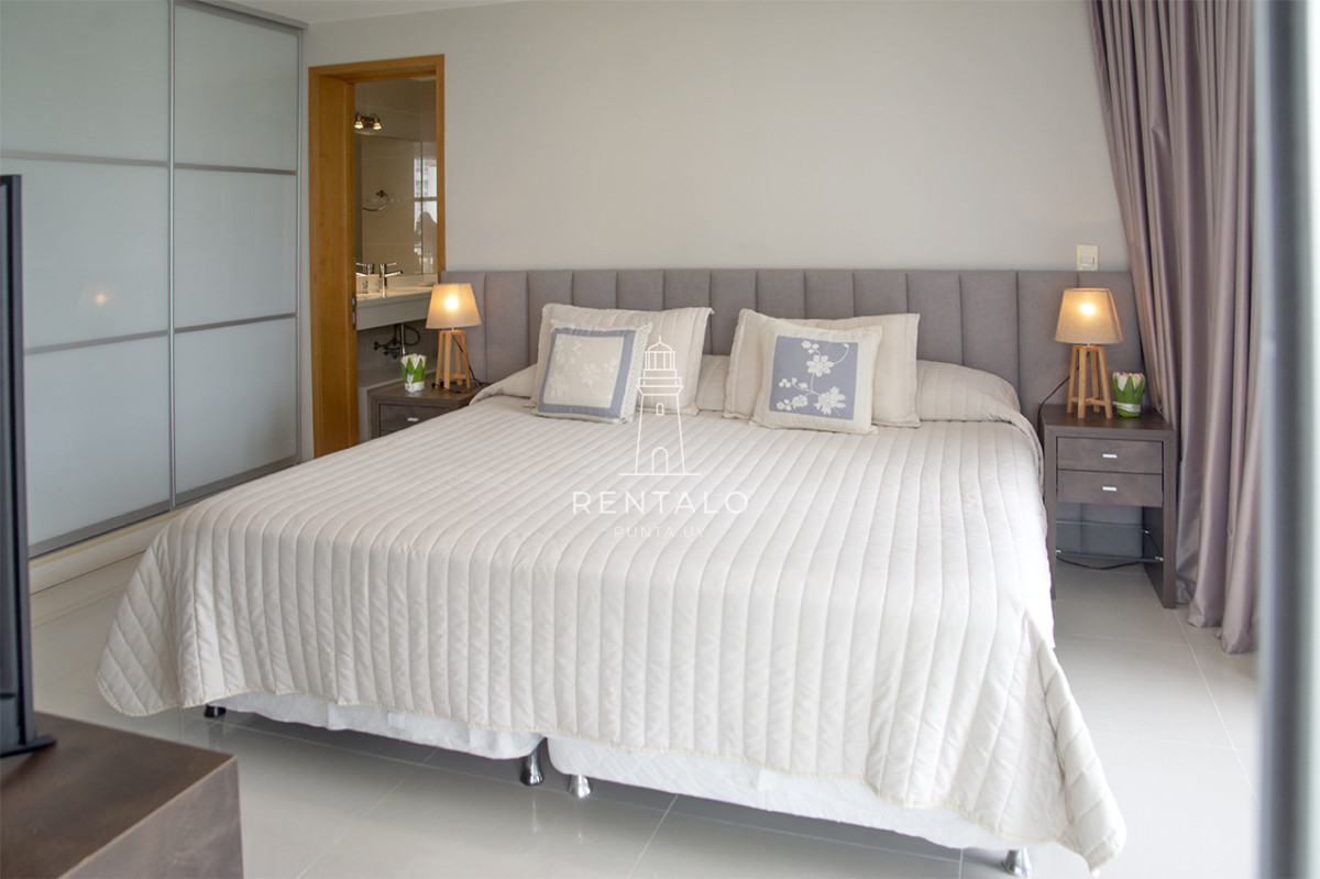 Apartamento ID.1043 - Apartamento de 3 Dormitorios en Playa Mansa en venta  - A Pasos del Mar