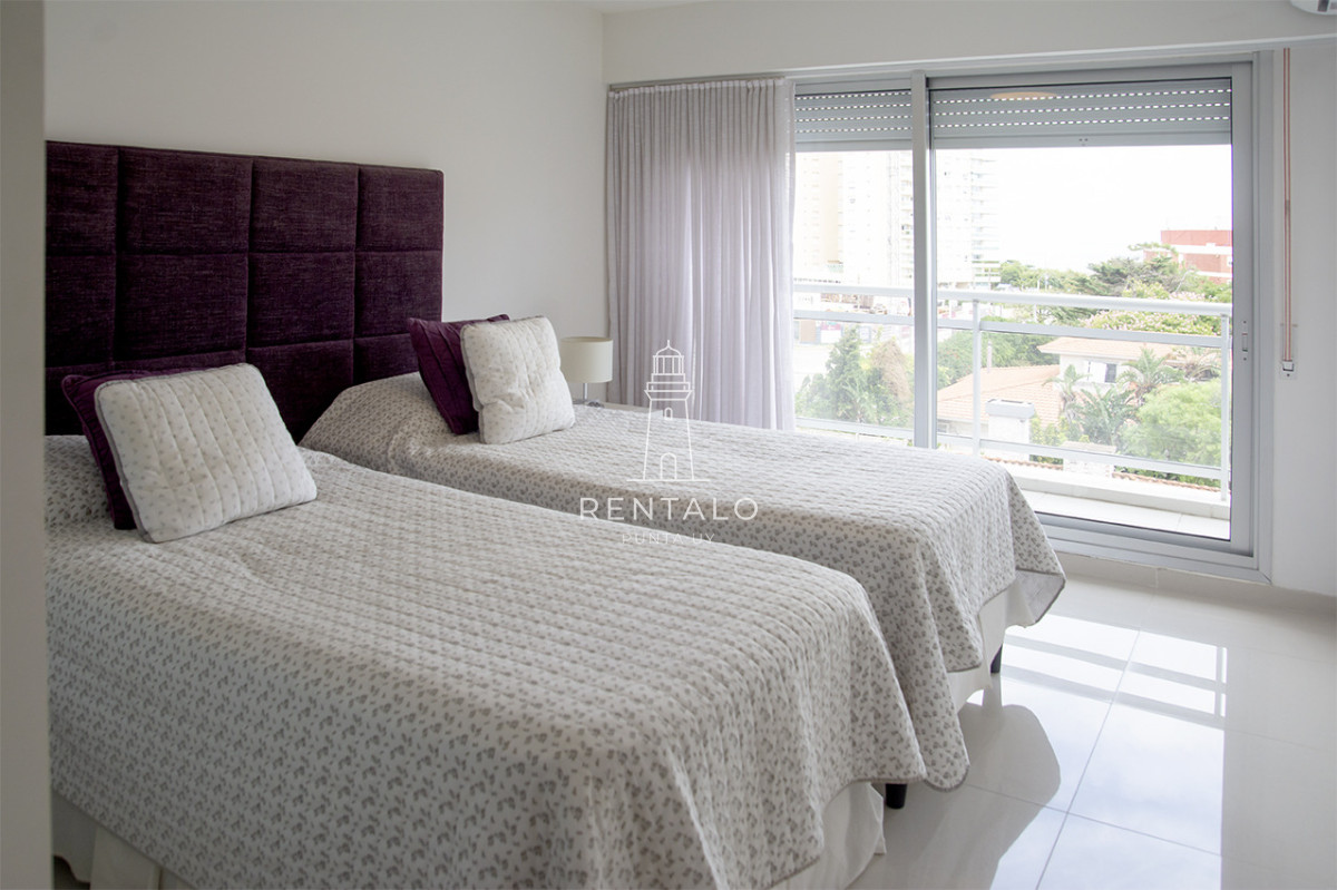 Apartamento ID.1043 - Apartamento de 3 Dormitorios en Playa Mansa en venta  - A Pasos del Mar