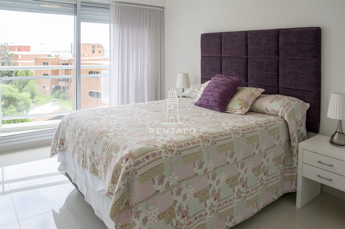 Apartamento ID.1043 - Apartamento de 3 Dormitorios en Playa Mansa en venta  - A Pasos del Mar